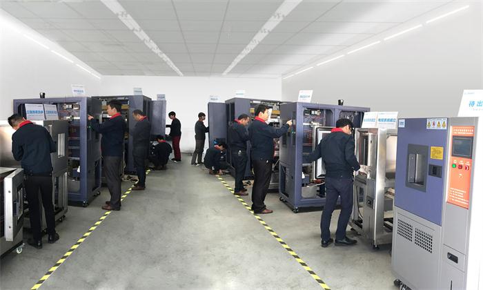 工程師裝配調(diào)試設(shè)備圖