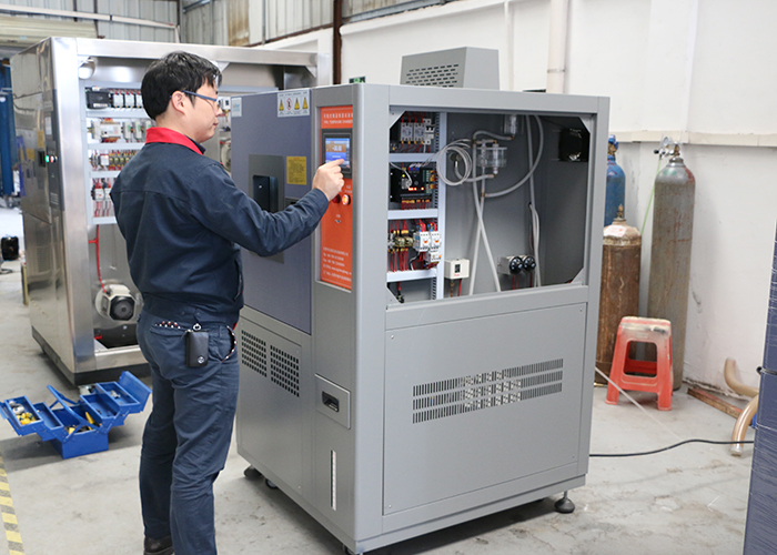 正航儀器車間技術人員現場調式恒定濕熱試驗箱